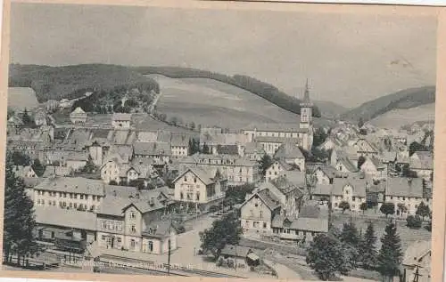 7743 FURTWANGEN, Blick über den Bahnhof auf den Ort
