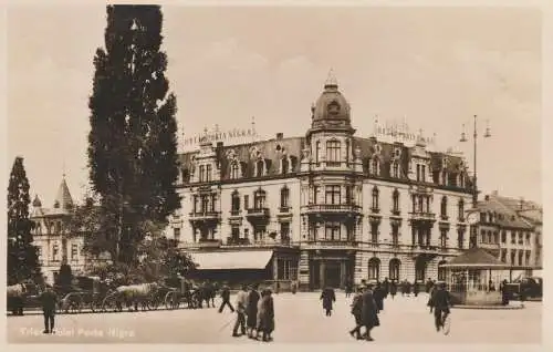 5500 TRIER, Hotel Porta Nigra, belebte Szene, 1928