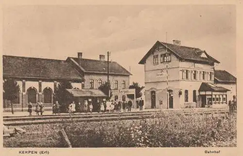 5014 KERPEN, Bahnhof von der Gleisseite, belebte Szene