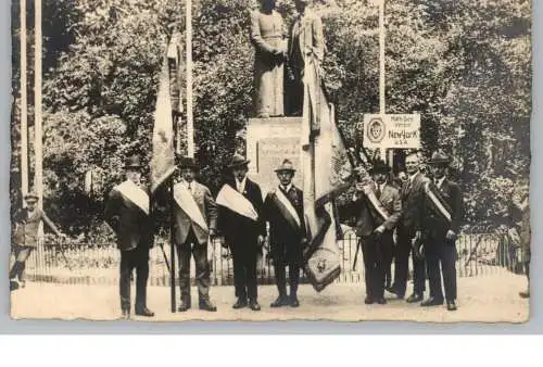 USA - NEW YORK - MANHATTAN, Abordnung des Kath. Gesellen Vereins New York vor dem Kolping Denkmal in Köln