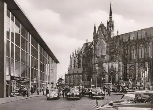 5000 KÖLN, Hauptbahnhof / Kölner Dom eingerüstet, Taxen, VW-Käfer, Fahnenschmuck