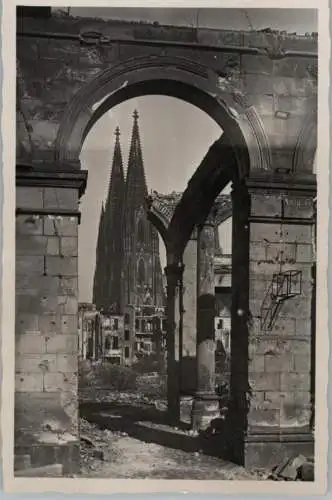 5000  KÖLN, Zerstörungen 2. WK, Blick aus Richtung Hohe Strasse auf den Kölner Dom, Photo-AK eines franz. Soldaten