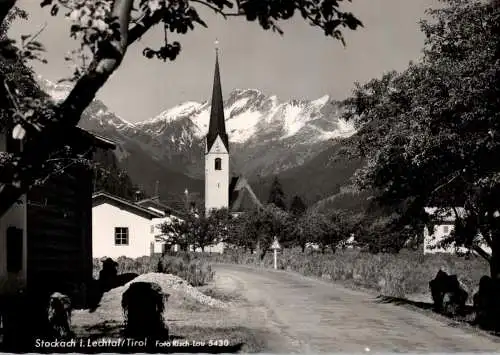 [Ansichtskarte] A 6653 STOCKACH im Lechtal, Dorfpartie an der Kirche. 