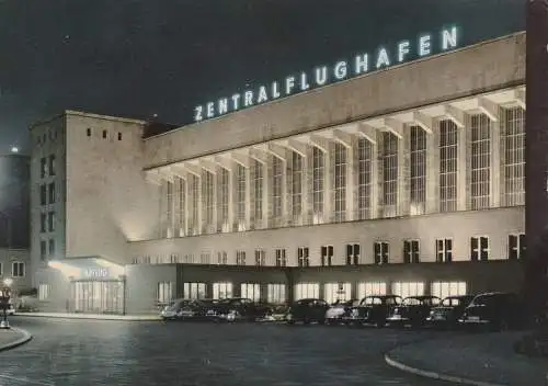 [Ansichtskarte] 1000 BERLIN - TEMPELHOF, Zentralflughafen / Airport bei Nacht, Oldtimer, VW - Käfer, BMW... 