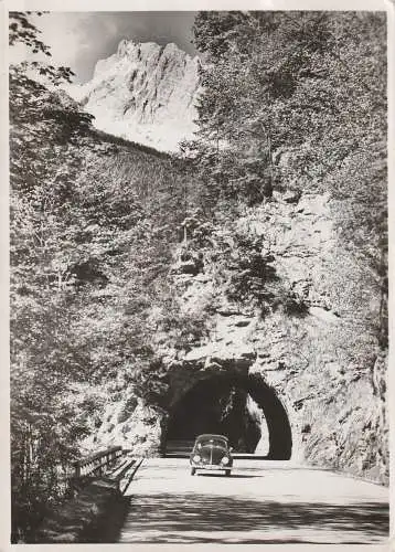 [Ansichtskarte] 8240 BERCHTESGADEN, Deutsche Alpenstrasse am Felsentor, VW-Käfer, 1953. 