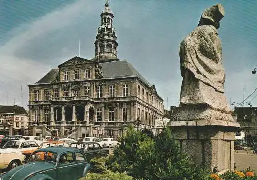 [Ansichtskarte] NL - LIMBURG - MAASTRICHT, Stadhuis, Oldtimer, BMW 3, VOLVO, VW - Käfer. 