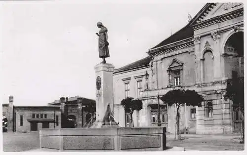 [Ansichtskarte] OSTPREUSSEN / LITAUEN - MEMEL / KLAPEIDA, Theaterplatz / Simon Dach Brunnen, Archiv Beleg Schöning Verlag. 