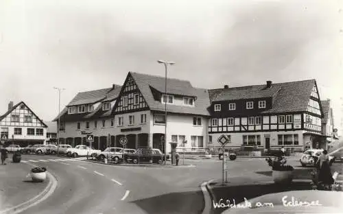 [Ansichtskarte] 3544 WALDECK, Strassenansicht, Kreissparkasse, Friseur, Cafe, Polizei - Notrufsäule, FIAT 500, NSU PRINZ, VW - KÄFER... 