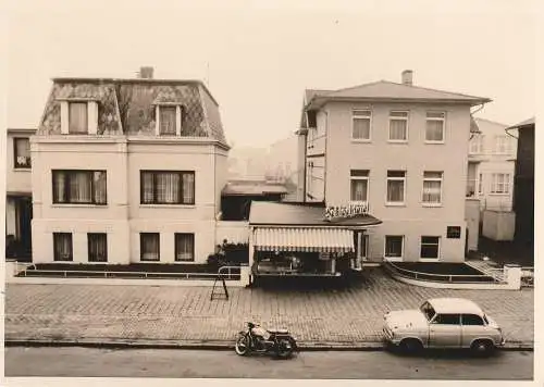 [Ansichtskarte] 2280 WESTERLAND / Sylt, Haus Gieseke / Schloßhotel, LLOYD - Oldtimer. 