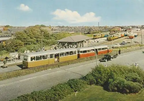 [Ansichtskarte] 2280 WESTERLAND / Sylt, Inselbahnhof, reger Betrieb, VW - Käfer - Cabrio... 