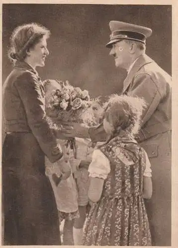 [Ansichtskarte] GESCHICHTE / PROPAGANDA 3.REICH, Hitler erhält Blumenstrauß, "Deutscher Frühling"VDA, Photo Heinrich Hoffmann. 