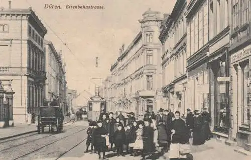 [Ansichtskarte] 5160 DÜREN, Eisenbahnstrasse, animierte Szene an der Strassenbahnhaltestelle, Droschke..., Verlag Arnold. 