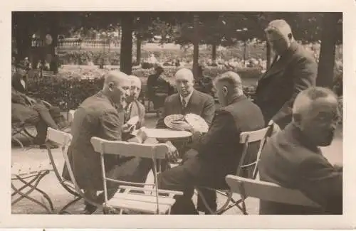[Ansichtskarte] 6200 WIESBADEN, Skatspieler am Kochbrunnen, Photo-AK. 