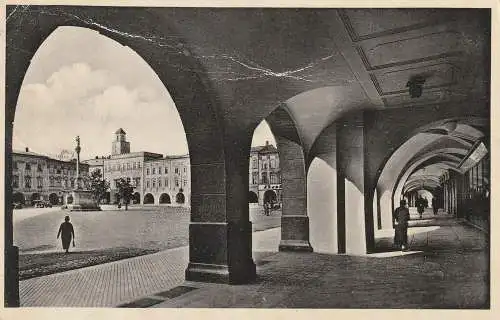 [Ansichtskarte] BÖHMEN & MÄHREN - NEU TITSCHEIN / NOVY JICIN, Laubengang mit Marktplatz, 1938, Druckstelle. 