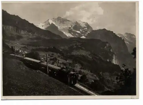 [Ansichtskarte] EISENBAHN / RAILWAY, Wengernalpbahn, Im Hintergrund die Jungfrau. 