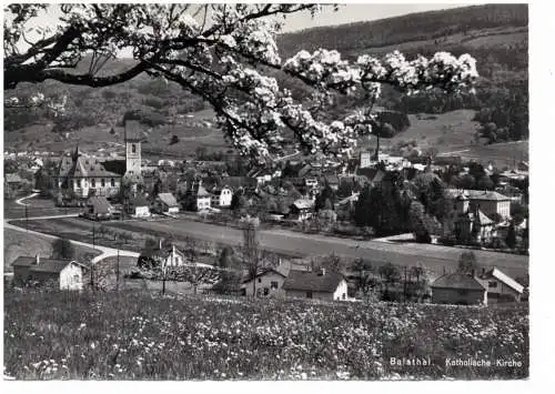 [Ansichtskarte] CH 4710 BALSTHAL SO, Blick auf Kirche und Umgebung, 1959. 