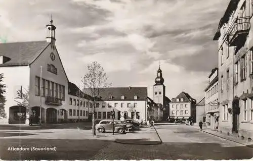 [Ansichtskarte] 5952 ATTENDORN, Markt, Rathaus, Kirche, Oldtimer. 