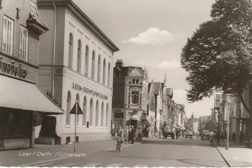 [Ansichtskarte] 2950 LEER, Mühlenstrasse, Kreis- und Stadtverwaltung, GOLDPFEIL - Lederwaren, Pferdefuhrwerk, Oldtimer. 