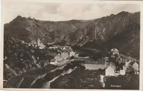 [Ansichtskarte] 5486 ALTENAHR, Blick auf den Ort, Weinstöcke entlang der Ahr, Tunnels, Burg Are, 1932. 