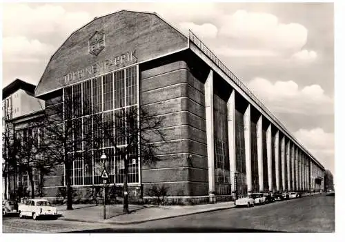 [Ansichtskarte] 1000 BERLIN - MOABIT, AEG Maontagehalle Turbinenfabrik, Architekt Peter Behrens, 50 / 60 er Jahre, VW - Käfer, FORD. 