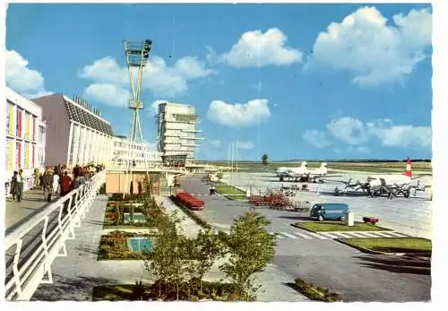 [Ansichtskarte] FLUGHAFEN / AIRPORT - WIEN _ SCHWECHAT, Vorfeld, Propellermaschinen, VW - Bus, 1966. 