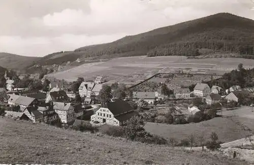 [Ansichtskarte] 5948 SCHMALLENBERG - OBERKIRCHEN, Blick auf den Ort, Friedhof, 1957. 