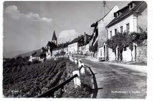 [Ansichtskarte] A 3610 WEISSENKIRCHEN, Strassenpatie onerhalb der Weinberge. 