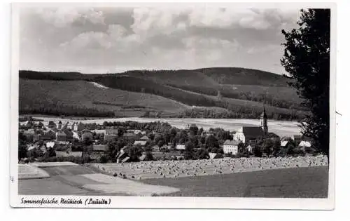 [Ansichtskarte] 0-8505 NEUKIRCH / Lausitz, Blick auf den Ort, 1957, Photo - Herold. 