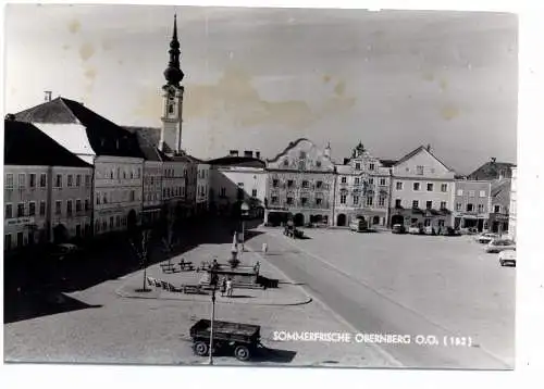 [Ansichtskarte] A 4982 OBERNBERG, Marktplatz, Brunnen, Oldtimer. 