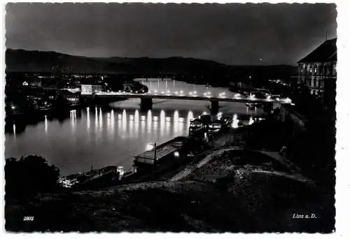 [Ansichtskarte] A 4000 LINZ bei Nacht, Fracht- und Personenschiffe am Anleger, 1957. 