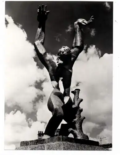 [Ansichtskarte] ZUID - HOLLAND - ROTTERDAM, Monument Mei 1940, Verwoeste Stad. 