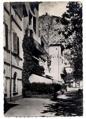 [Ansichtskarte] F 04120 CASTELLANE, Notre-Dame du Roc vu de la Place. 