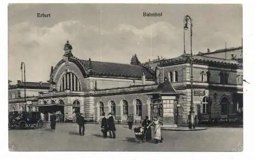 [Ansichtskarte] 0-5000 ERFURT, Bahnhof, belebte Szene, Kinderwagen, Kiosk. 