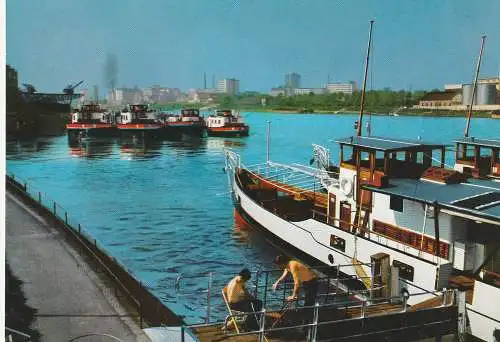 [Ansichtskarte] BINNENSCHIFFE - RHEIN, Personen- und Frachtschiffe im Hafen Basel. 