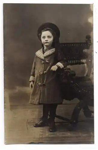 [Ansichtskarte] KINDER - MÄDCHEN in Mantel und Mütze, Photo-AK, Photograph Franck - Düsseldorf, 1911. 