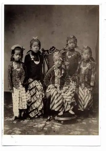 [Ansichtskarte] MONARCHIE - INDONESIEN, Prinzen und Prinzessinnen des Sultans von Yogyakarte, ca. 1870, Repro. 