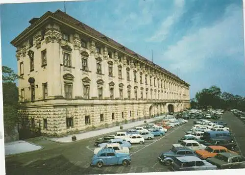 [Ansichtskarte] CZ 10000 PRAHA, Palais Cernin, SKODA, FIAT, TRABANT.... 