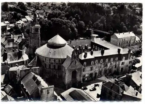 [Ansichtskarte] F 29300 QUIMPERLE, Eglise Ste. Croix, vue airienne, 1960. 