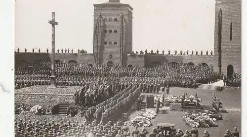 [Ansichtskarte] OSTPREUSSEN - HOHENSTEIN / OLSZTYNEK, Totenfeier Paul von Hindenburg , Tannenberg - Denkmal, 1934, Photo-AK Paeslack - Lasdehnen. 