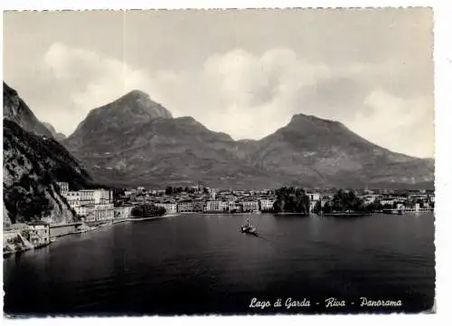 [Ansichtskarte] I 38066 RIVA del Garda, Panorama mit Personenschiff, 1952. 