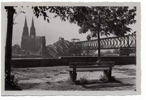 [Ansichtskarte] 5000 KÖLN, Zerstörungen 2. Weltkrieg, Blick von Deutz auf die Eisenbahnbrücke und Kölner Dom, Photo-AK eines belgischen Soldaten. 