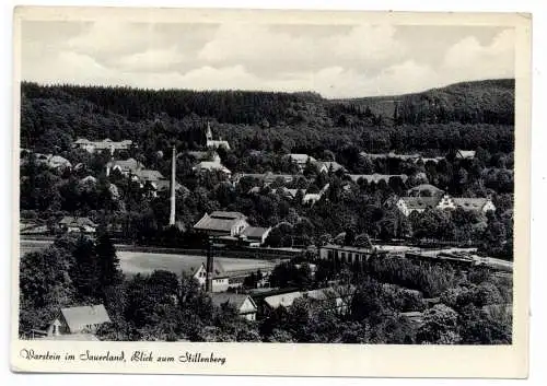 [Ansichtskarte] 4788 WARSTEIN, Blick über den bahnhof und die Fabriken zum Stillberg, Verlag Wiemer, 50er Jahre. 