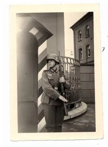 [Ansichtskarte] MILITÄR - WEHRMACHT II. WK, Wachsoldat, Kleinphoto 9.6 x 6,6 cm. 