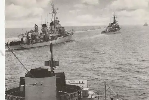 [Ansichtskarte] MILITÄR - BUNDESWEHR MARINE, Zerstörer während eines Flottenmanövers. 