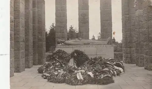[Ansichtskarte] 4811 OERLINGHAUSEN, Ehrenmal auf dem Tönsberg, Photo-AK, kl. Einriss. 