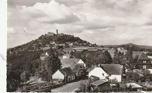 [Ansichtskarte] 5488 ADENAU - NÜRBURG, Blick in den Dorf und auf die Nürburg. 