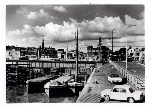 [Ansichtskarte] BINNENSCHIFFE - NIEUWE WATERWEG 73, Frachtschiffe in Hafen von Maassluis; SIMCA, FORD TAUNUS. 