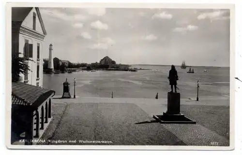 [Ansichtskarte] S 37102 KARLSKRONA, Kungsbron med Wachtmeisterstatyn, Fyr / Leuchtturm / Lighthouse / Vuurtoren / Phare, 1937. 