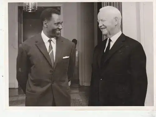 [Ansichtskarte] 5300 BONN, Empfang in der Botschaft GUINEA Januar 1964, Bundespräsident HEINRICH LÜBKE / Präsident AHMED SEKOU TOURE 1. Präsident Guineas, Präsidentengattin und weitere Offizielle, 4 großformatige Photos, 1 Photo in AK-Größe. 