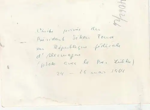 [Ansichtskarte] 5300 BONN, Empfang in der Botschaft GUINEA Januar 1964, Bundespräsident HEINRICH LÜBKE / Präsident AHMED SEKOU TOURE 1. Präsident Guineas, Präsidentengattin und weitere Offizielle, 4 großformatige Photos, 1 Photo in AK-Größe. 